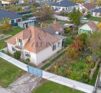 NA PREDAJ 4 IZBOVÝ RD S VEĽKÝM POZEMKOM,VEĽKÉ DVORNÍKY - Rodinný dom vo Veľkých Dvorníkoch s upravenou záhradou a okolitou zeleňou.