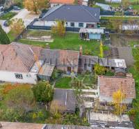 NA PREDAJ 4 IZBOVÝ RD S VEĽKÝM POZEMKOM,VEĽKÉ DVORNÍKY - Rodinný dom vo Veľkých Dvorníkoch s rozľahlou záhradou a okolitou zeleňou.