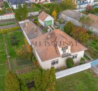 NA PREDAJ 4 IZBOVÝ RD S VEĽKÝM POZEMKOM,VEĽKÉ DVORNÍKY - Rodinný dom vo Veľkých Dvorníkoch s priestrannou záhradou, garážou a pestovateľskými plochami.