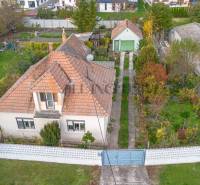 NA PREDAJ 4 IZBOVÝ RD S VEĽKÝM POZEMKOM,VEĽKÉ DVORNÍKY - Rodinný dom vo Veľkých Dvorníkoch s predzáhradkou a prístupovou cestou.