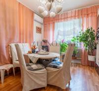 NA PREDAJ 4 IZBOVÝ RD S VEĽKÝM POZEMKOM,VEĽKÉ DVORNÍKY - Jedáleň v rodinnom dome, závity na stene, izbové rastliny, podlaha s dreveným dekorom.