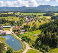 ĎURĎOVÉ_pozemok na výstavbu RD - Letecký pohľad na pozemky - bývanie v Ďurďovom, Považská Bystrica obklopené lesmi a jazerom.