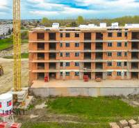 NA PREDAJ 3 IZBOVÉ BYTY DUNAJSKÁ STREDA - Výstavba bytovky na ulici Júliusa Lőrincza, ponúkajúca 2-izbový byt, v pokročilej fáze.