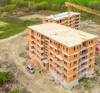 NA PREDAJ 3 IZBOVÉ BYTY DUNAJSKÁ STREDA - Na ulici Júliusa Lőrincza, rozostavaný bytový dom pre 2-izbový byt, žeriav, stavebný materiál.