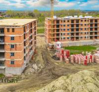 NA PREDAJ 3 IZBOVÉ BYTY DUNAJSKÁ STREDA - Stavba budov pri lese na ulici Júliusa Lőrincza, výstavba 2-izbových bytov pokračuje.