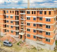 NA PREDAJ 3 IZBOVÉ BYTY DUNAJSKÁ STREDA - Novostavba na ulici Júliusa Lőrincza ponúka 2-izbové byty, obklopená zelenou plochou.