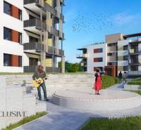 NA PREDAJ 3 IZBOVÉ BYTY DUNAJSKÁ STREDA - Na obrázku je exteriér bytového domu s ľuďmi na ulici Júliusa Lőrincza.