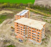 NA PREDAJ 3 IZBOVÉ BYTY DUNAJSKÁ STREDA - Na ulici Júliusa Lőrincza stavba obklopená zeleňou, obsahujúca 2-izbový byt.