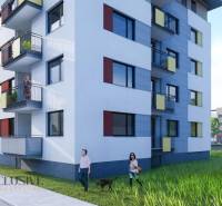 NA PREDAJ 3 IZBOVÉ BYTY DUNAJSKÁ STREDA - Bytový dom na ulici Júliusa Lőrincza, s balkónmi, ľudia prechádzajúci sa po okolí.