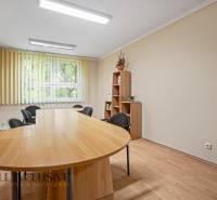NA PRENÁJOM KANCELÁRSKE PRIESTORY V CENTRE MESTA DU.S. - Jedálenský stôl s knihovničkou a kancelárskymi stoličkami v kancelárii.
