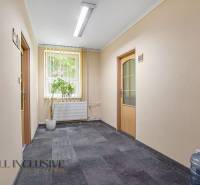 NA PRENÁJOM KANCELÁRSKE PRIESTORY V CENTRE MESTA DU.S. - Chodba vo vstupnej oblasti kancelárie s kvetinou a nesenou vodou.