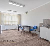 NA PRENÁJOM KANCELÁRSKE PRIESTORY V CENTRE MESTA DU.S. - Kancelárie: vybavenie obsahuje stôl, stoličky, umývadlo, vodovodnú batériu a žalúzie.