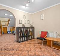 NA PRENÁJOM KANCELÁRSKE PRIESTORY V CENTRE MESTA DU.S. - Kancelárie s výstavnou skriňou, oddychovou zónou a schodiskom.