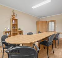 NA PRENÁJOM KANCELÁRSKE PRIESTORY V CENTRE MESTA DU.S. - O zasadacej miestnosti: drevený stôl, stoličky, skrine a police v kancelárii.