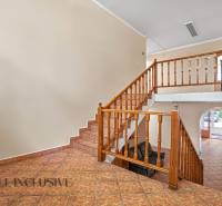 NA PRENÁJOM KANCELÁRSKE PRIESTORY V CENTRE MESTA DU.S. - Interiér kancelárie s dreveným schodiskom a dlažbou na podlahe.