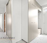 NA PRENÁJOM 3-IZB BYT S BALKÓNOM A ZÁHRADOU,DUN.STREDA - Interiér 3-izbového bytu so skriňou a mramorovou podlahou v predsieni.