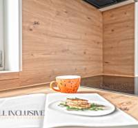 NA PRENÁJOM 3-IZB BYT S BALKÓNOM A ZÁHRADOU,DUN.STREDA - Kuchynský kút v 3-izbovom byte s podlahou s dreveným dekorom a hrnčekom.