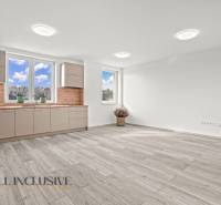 NA PRENÁJOM 3-IZB BYT S BALKÓNOM A ZÁHRADOU,DUN.STREDA - Kuchyňa v 3-izbovom byte s podlahou s dreveným dekorom a veľkými oknami.