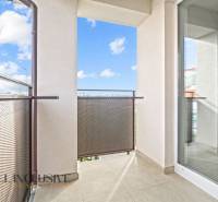 NA PRENÁJOM 3-IZB BYT S BALKÓNOM A ZÁHRADOU,DUN.STREDA - Balkón 3-izbového bytu v Dunajskej Strede s výhľadom na čistú oblohu.