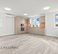 NA PRENÁJOM 3-IZB BYT S BALKÓNOM A ZÁHRADOU,DUN.STREDA - Kuchyňa v 3-izbovom byte s podlahou s dreveným dekorom a výhľadom na oblohu.