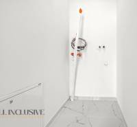 NA PRENÁJOM 3-IZB BYT S BALKÓNOM A ZÁHRADOU,DUN.STREDA - Úzka miestnosť s bielymi stenami a lesklou podlahou v 3-izbovom byte.