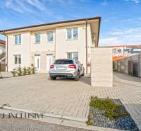 NA PRENÁJOM 3-IZB BYT S BALKÓNOM A ZÁHRADOU,DUN.STREDA - Rodinný dom v Dunajskej Strede so zaparkovaným autom na spevnenej ploche.