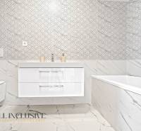 NA PRENÁJOM 3-IZB BYT S BALKÓNOM A ZÁHRADOU,DUN.STREDA - Kúpeľňa v 3-izbovom byte s vzorovanými obkladmi a vaňou.