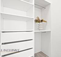 NA PRENÁJOM 3-IZB BYT S BALKÓNOM A ZÁHRADOU,DUN.STREDA - Vstavaná skriňa v 3-izbovom byte s policami a dekoračnou vázou.