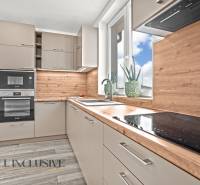 NA PRENÁJOM 3-IZB BYT S BALKÓNOM A ZÁHRADOU,DUN.STREDA - Kuchyňa v 3-izbovom byte s podlahou s dreveným dekorom a veľkým oknom.