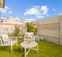 NA PRENÁJOM 3-IZB BYT S BALKÓNOM A ZÁHRADOU,DUN.STREDA - Veľká terasa s pohodlným sedením, trávnatou plochou a dekoratívnou stenou v Dunajskej Strede.