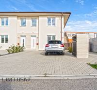 NA PRENÁJOM 3-IZB BYT S BALKÓNOM A ZÁHRADOU,DUN.STREDA - Na fotke dvojdom v Dunajskej Strede s parkovacou plochou a vozidlom.