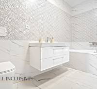 NA PRENÁJOM 3-IZB BYT S BALKÓNOM A ZÁHRADOU,DUN.STREDA - Elegantná kúpeľňa v 3-izbovom byte so vzorovanými obkladmi a vaňou.