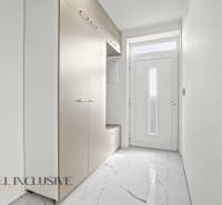 NA PRENÁJOM 3-IZB BYT S BALKÓNOM A ZÁHRADOU,DUN.STREDA - Vstupná hala v 3-izbovom byte s elegantnou bielou podlahou a vstavanými skriňami.