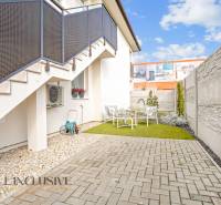 NA PRENÁJOM 3-IZB BYT S BALKÓNOM A ZÁHRADOU,DUN.STREDA - V exteriéri 3-izbového bytu v Dunajskej Strede je dvor so záhradným nábytkom.