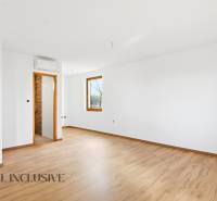 NA PREDAJ 4-IZBOVÉ RD – REZIDENČNÝ PROJEKT, GABČÍKOVO - Svetlá izba v rodinnom dome s podlahou s dreveným dekorom a oknom.