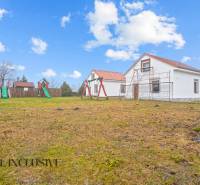 NA PREDAJ 4-IZBOVÉ RD – REZIDENČNÝ PROJEKT, GABČÍKOVO - Rodinný dom v Gabčíkove s veľkou záhradou, ihriskom a rozostavanou terasou.