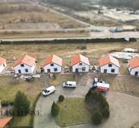 NA PREDAJ 4-IZBOVÉ RD – REZIDENČNÝ PROJEKT, GABČÍKOVO - Rodinné domy v Gabčíkove s červenými strechami, áutami a priľahlou cestou.