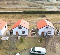 NA PREDAJ 4-IZBOVÉ RD – REZIDENČNÝ PROJEKT, GABČÍKOVO - Rodinné domy v Gabčíkove s červenými strechami, okolité úpravy, viditeľné automobily.