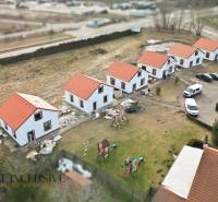 NA PREDAJ 4-IZBOVÉ RD – REZIDENČNÝ PROJEKT, GABČÍKOVO - Letecký pohľad na rozostavané rodinné domy v Gabčíkove. Domy s červenou strechou a ihriskom.