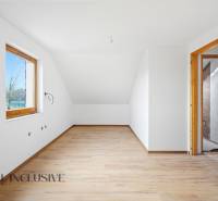 NA PREDAJ 4-IZBOVÉ RD – REZIDENČNÝ PROJEKT, GABČÍKOVO - Nezariadená izba v rodinnom dome s podlahou s dreveným dekorom.