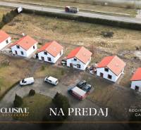 NA PREDAJ 4-IZBOVÉ RD – REZIDENČNÝ PROJEKT, GABČÍKOVO - Rodinné domy v Gabčíkove, radová zástavba s červenými strechami na predaj.