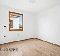 NA PREDAJ 4-IZBOVÉ RD – REZIDENČNÝ PROJEKT, GABČÍKOVO - Izba s podlahou s dreveným dekorom v rodinnom dome s dreveným oknom.