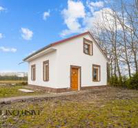 NA PREDAJ 4-IZBOVÉ RD – REZIDENČNÝ PROJEKT, GABČÍKOVO - Rodinný dom v Gabčíkove s bielou fasádou a malými drevenými oknami.