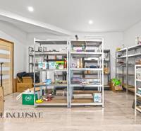 NA PREDAJ NEBYTOVÝ PRIESTOR V DUNAJSKEJ STREDE - Regálové systémy v obchodných priestoroch s podlahou s dreveným dekorom, rozličné produkty na sklade.