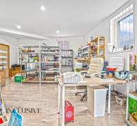 NA PREDAJ NEBYTOVÝ PRIESTOR V DUNAJSKEJ STREDE - Obchodné priestory s regálmi a produktmi, podlaha s dreveným dekorom, svetlá miestnosť.