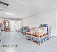 NA PRENÁJOM OBCHODNÝ PRIESTOR V DUNAJSKEJ STREDE - Skladové priestory s tovarom a paletami, obchodné priestory.