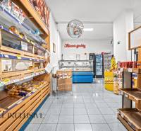NA PRENÁJOM OBCHODNÝ PRIESTOR V DUNAJSKEJ STREDE - Interiér obchodných priestorov s regálmi, produktmi a chladenými vitrínami pre mäsové výrobky.
