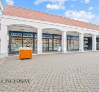 NA PRENÁJOM OBCHODNÝ PRIESTOR V DUNAJSKEJ STREDE - Obchodné priestory na Námestí Armina Vamberyho v Dunajskej Strede s arkádovou architektúrou.