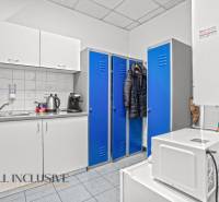 NA PRENÁJOM OBCHODNÝ PRIESTOR V DUNAJSKEJ STREDE - Obchodné priestory s modrými skrinkami, kuchynskou linkou a spotrebičmi, káva na stole.