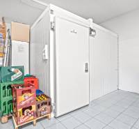 NA PRENÁJOM OBCHODNÝ PRIESTOR V DUNAJSKEJ STREDE - Chladiaci box, pivné prepravky a regály v obchodných priestoroch na dlažbe.